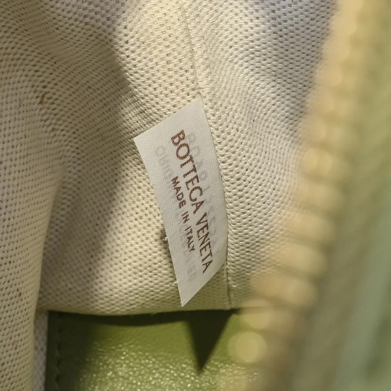 Batch 1360 BOTTEGA VENETA new loop is here! ! Many girls who like BV have owned the Loop bag. It has a simple appearance, classic weaving, and a compact and lightweight bag shape. This innovation continues the "camera bag" shape. Unlike the traditional Loop bag, which can only be worn as a crossbody bag, this innovation It can be carried by hand or cross-body, satisfying both the concave shape and daily needs. The oversized buckle can be folded and used as a handle. The sultry heat in summer ☀️ usually reduces people's desires. Having a lightweight bag will greatly enhance the happiness of traveling🫧 Style number: 6615 Size: 19*12*9cm